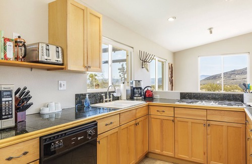 Joshua Tree House | Saddleback Escape w/ Hot tub - Open Desert in Joshua Tree