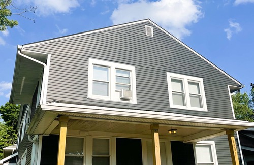 Meridian-Kessler House | Safe, Quiet, Fully-Fenced Yard in Meridian Kessler
