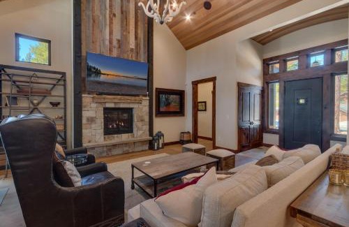 Truckee House | Sage Hen at Grays Crossing - Gorgeous 4BR 4BA Home w Private Hot Tub
