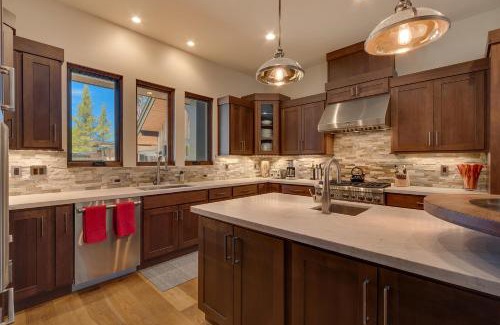 Truckee House | Sage Hen at Grays Crossing - Gorgeous 4BR 4BA Home w Private Hot Tub