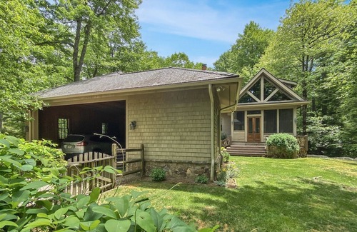 Highlands Cabin | Sagee Woods | Exquisite, Beautifully Furnished Contemporary Home