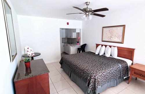 Sunny Isles Beach Hotel | Sahara Beach Club