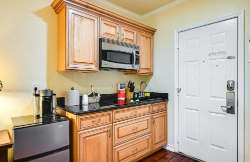 Naples Apartment | Sail, Swim, Explore Naples Studio Near Everglades