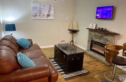 Jefferson House | Sailboat Suite at Woodlawn Lake