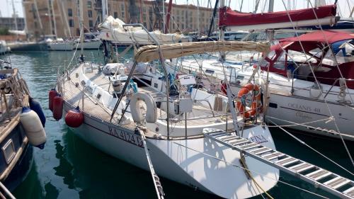 Genoa Boat Rental | sailing Delfina