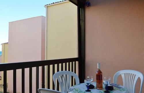 Saint-Pierre-la-Mer Apartment | Saint Pierre la Mer, Appt 2 pièces, cabine, 6 couchages, près plage, animaux OK - FR-1-229D-249