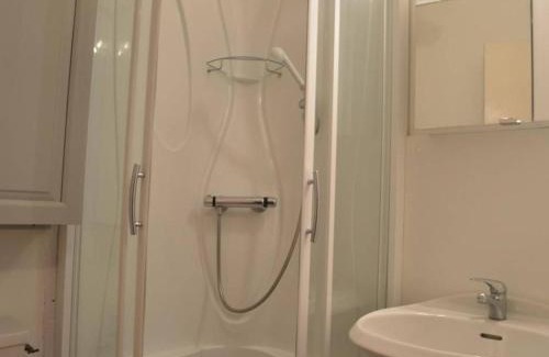 Sainte-Maxime Apartment | Sainte-Maxime : Studio cabine avec piscine, parking, climatisation et terrasse - FR-1-226-294