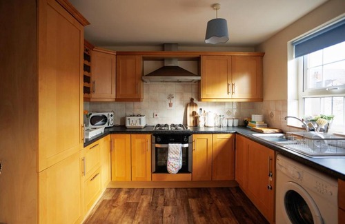Saintfield House | Saintfield Centre - Sleeps 8 - Garage & patio