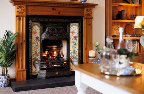Saintfield House | Saintfield Centre - Sleeps 8 - Garage & patio