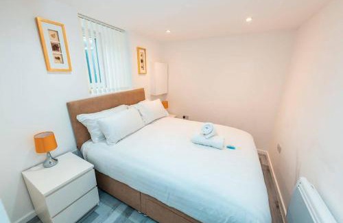 Trafford Apartment | Sale 2-Bedroom Apt - Sleeps 5 - Free Parking