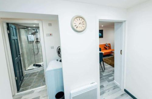 Trafford Apartment | Sale 2-Bedroom Apt - Sleeps 5 - Free Parking