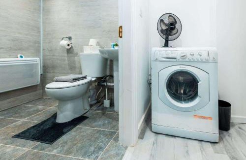 Trafford Apartment | Sale 2-Bedroom Apt - Sleeps 5 - Free Parking