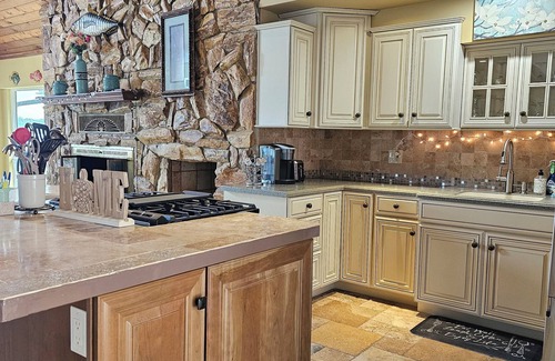 Crystal River House | SALE, CRYSTAL RIVER, KINGS BAY, WATERFRONT ON 2 SIDES, Large Lot and DOCK