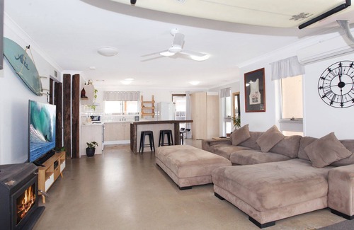 Warana House | Saleng 51 - Three Bedroom Retro Beach Pad - 200 metres to Beach Access!