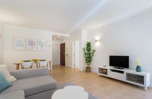 Salgados Apartment | Salgados Sunny Beach Apt - 7 min walk from Beach