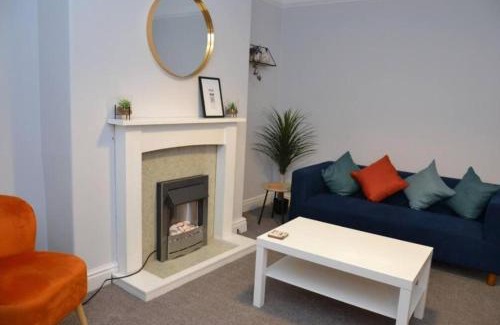 Bebington House | Salisbury - New 3br home, wifi, parking, sleeps 6, near Liverpool city centre