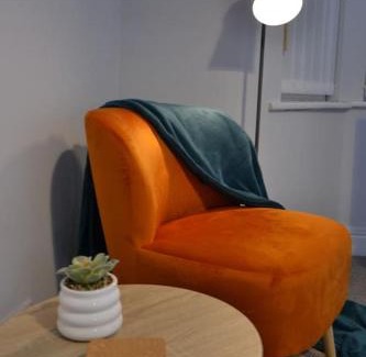 Bebington House | Salisbury - New 3br home, wifi, parking, sleeps 6, near Liverpool city centre