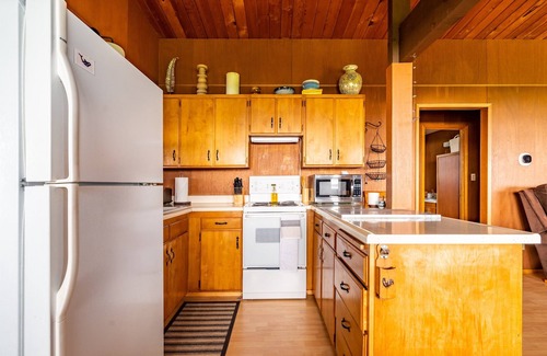 Kingston Cottage | Salish Escape - Waterfront Cottage -Amazing Views!