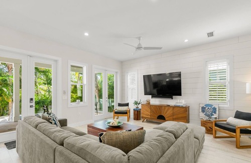 Longbeach Village House | Saltwater Pool and Spa, Private Guest Suite - Livin' La Vida Longboat