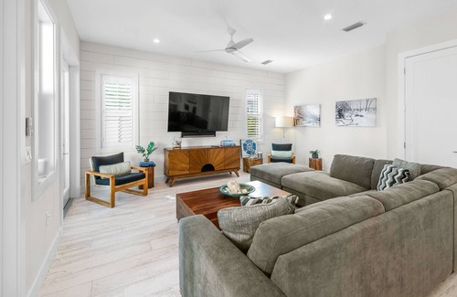 Longbeach Village House | Saltwater Pool and Spa, Private Guest Suite - Livin' La Vida Longboat
