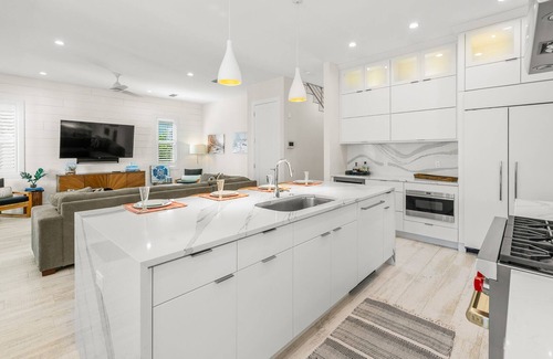 Longbeach Village House | Saltwater Pool and Spa, Private Guest Suite - Livin' La Vida Longboat