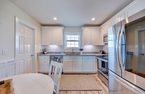 Surf City Apartment | Saltwater Suites, 103 Queen Pet Friendly ADA 1st Floor