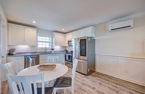 Surf City Apartment | Saltwater Suites, 103 Queen Pet Friendly ADA 1st Floor