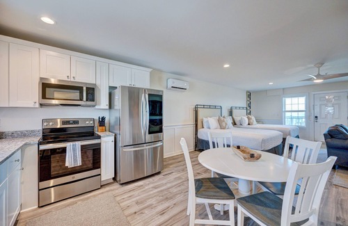 Surf City Apartment | Saltwater Suites, 103 Queen Pet Friendly ADA 1st Floor