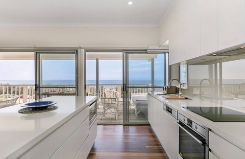 Killcare House | Salty Air Beachside Cottage by HolidayCo.