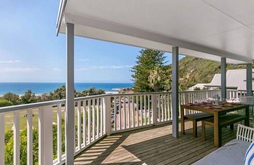 Killcare House | Salty Air Beachside Cottage by HolidayCo.
