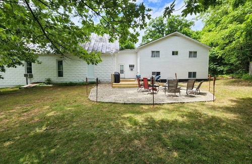 Riverside House | Sanctuary by the Shore, Unique Stay W/Hot Tub by Lake MI