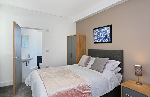Wakefield House | Sandal Park View Corporate & Executive Stays