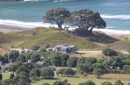 Tryphena Ski Chalet | Sandhills Beach Hut. Medlands Beach