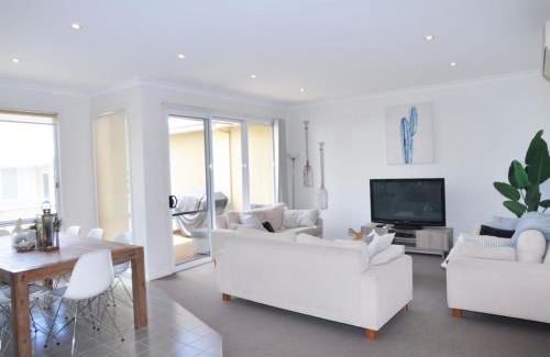 Inverloch House | Sandpiper 3 - Close to Town and Beach