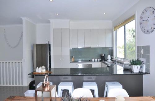 Inverloch House | Sandpiper 3 - Close to Town and Beach