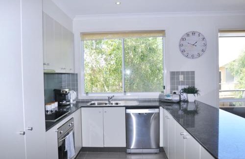 Inverloch House | Sandpiper 3 - Close to Town and Beach