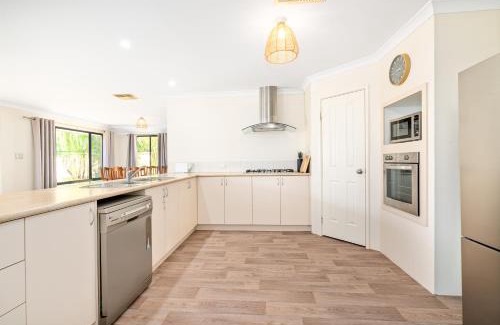 Broadwater House | Sandpiper House 4BR Family & Pet-Friendly Stay