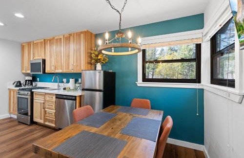 Tahoe Vista House | Sandy Cove on the North Shore -Lakeside Cottage with Pier Beach, and HOA Amenities