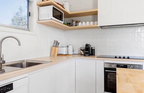 Narrawallee House | Sandy Feet Retreat 2 mins walk to the beach
