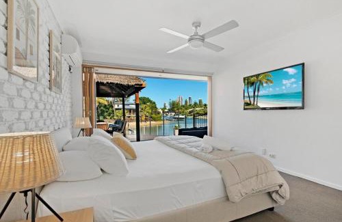 Broadbeach Waters House | Sandy Shores - Large Family Retreat