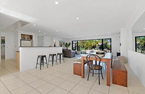 Broadbeach Waters House | Sandy Shores - Large Family Retreat
