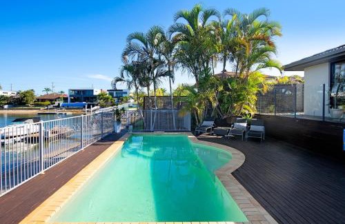Broadbeach Waters House | Sandy Shores - Large Family Retreat