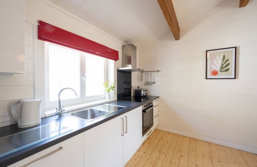 Bude Cabin | Sandymouth Lodge - Peaceful Spot Close to Sandy Beaches