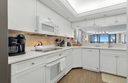Beachview Country Club Estates Condo | Sanibel Beachfront Full Gulf View Condo! 3BR, 2 Bath! Heated Pool, 2 Pickleball!
