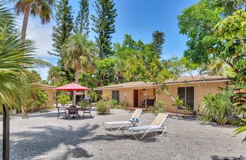 Sanibel Cottage | Sanibel-Style on the East End! Walk to restaurants and the lighthouse. NEW!