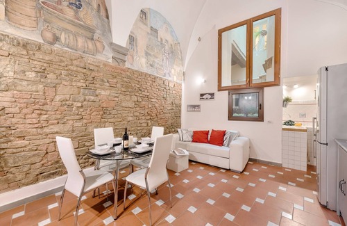 Oltrarno Apartment | Santo Spirito Frescos by Mmega