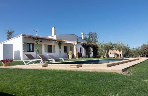 L'Ampolla Ski Chalet | Santolina - Casa Rural en l'Ampolla con piscina privada, jardín y barbacoa - Deltavacaciones