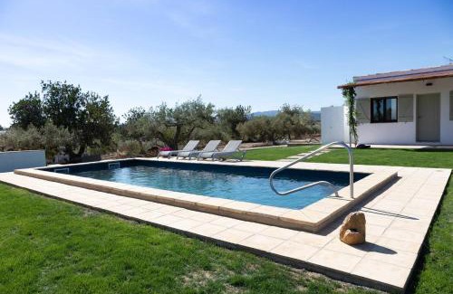L'Ampolla Ski Chalet | Santolina - Casa Rural en l'Ampolla con piscina privada, jardín y barbacoa - Deltavacaciones