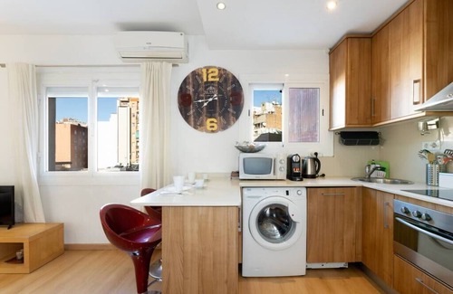 La Nova Esquerra de l'Eixample Apartment | Sants Station Apartment with Netflix, A/C, Alexa, for families & quiet people