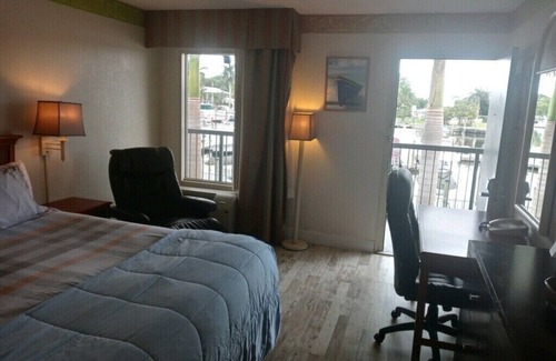 Trailer Estates Hotel | SARASOTA Waterfront hotel Room KING BED # 215 ON SARA BAY 7150 N Tamiami Trail